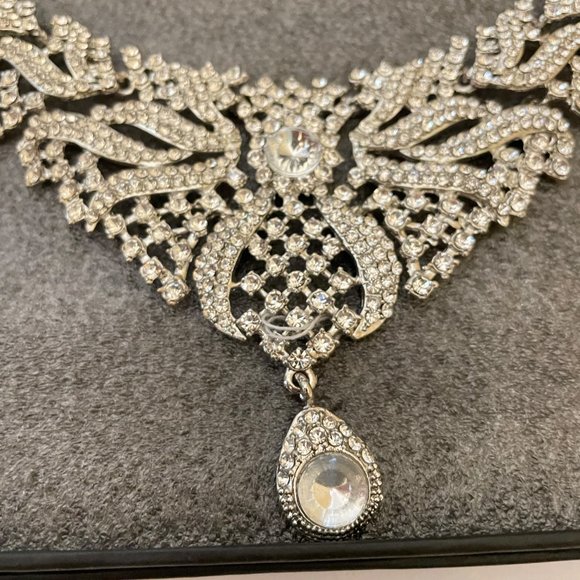 Touchstone Indian Bollywood Crystal Necklace Earrings Set - Picture 8 of 17